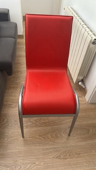 Sillas rojas de cuero y metal