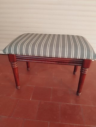 Elegante banqueta tapizada rayas