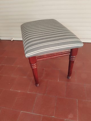 Elegante banqueta tapizada rayas