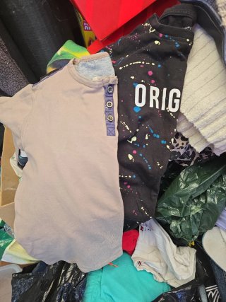 Ropa de niño/a: verde y rojo