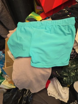 Ropa de niño/a: verde y rojo