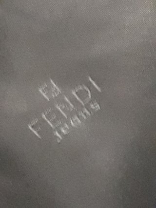 Chaquetón Fendi con cuello de mutón