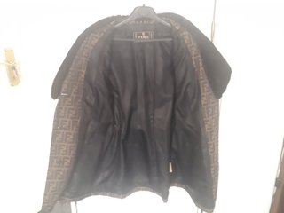 Chaquetón Fendi con cuello de mutón