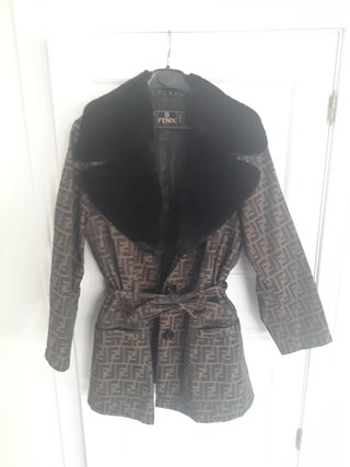 Chaquetón Fendi con cuello de mutón