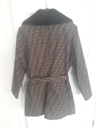 Chaquetón Fendi con cuello de mutón