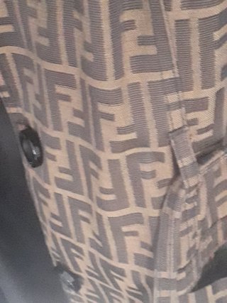 Chaquetón Fendi con cuello de mutón