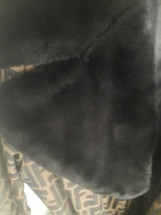 Chaquetón Fendi con cuello de mutón