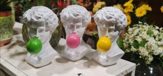 Escultura busto clásico con chicle
