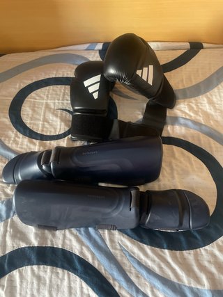 Guantes Boxeo Adidas y Espinilleras Kick Boxing