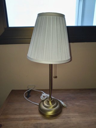 Lámpara de mesa Ikea dorada y blanca