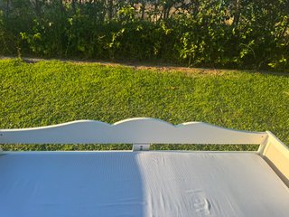 Cama infantil blanca con barandilla