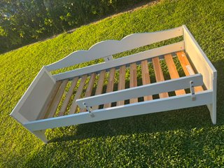 Cama infantil blanca con barandilla