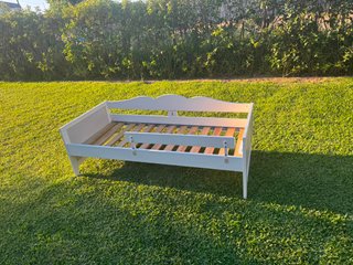 Cama infantil blanca con barandilla