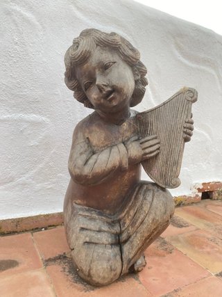 Escultura niño con arpa madera maciza