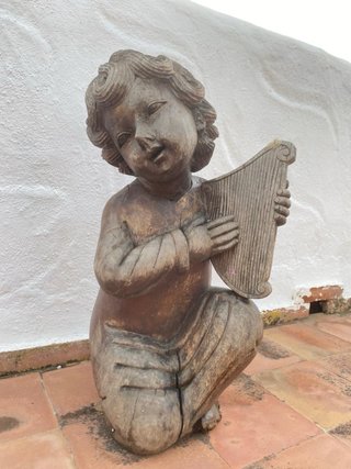 Escultura niño con arpa madera maciza