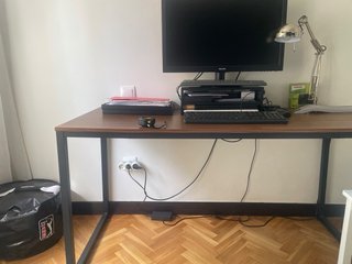 Silla y mesa de escritorio