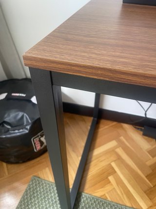Silla y mesa de escritorio