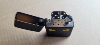 Zippo Negro Ojos Verdes (LEER)