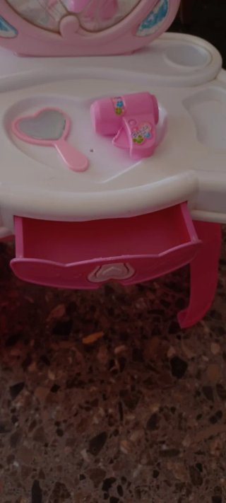 Tocador de juguete rosa