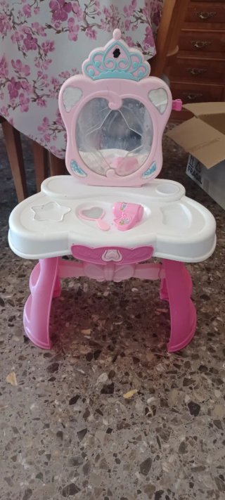 Tocador de juguete rosa