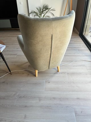 Butaca con tapiceria color verde y patas de madera