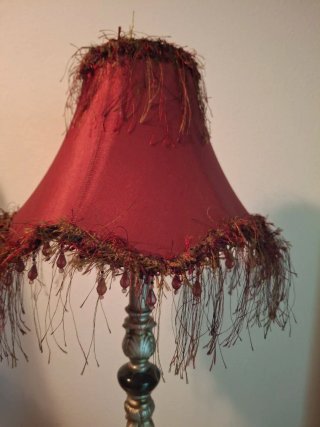 Lámpara de mesa victoriana roja y plateada