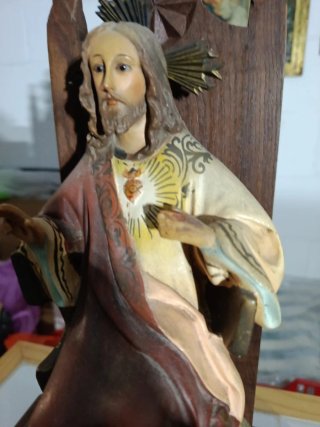 Cristo sentado en sillón madera