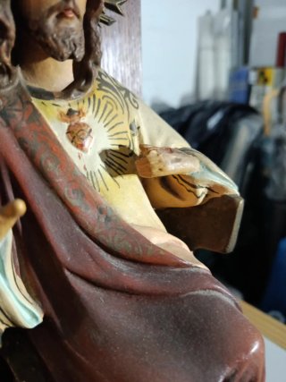 Cristo sentado en sillón madera