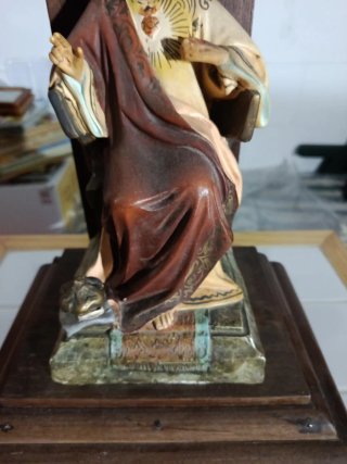 Cristo sentado en sillón madera