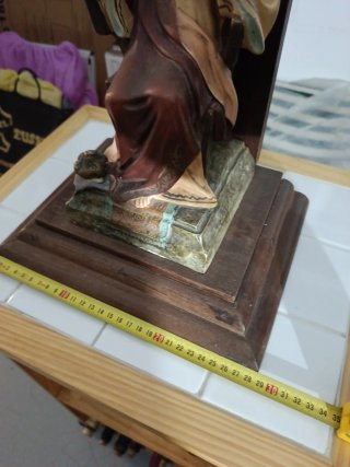 Cristo sentado en sillón madera