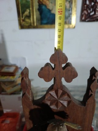 Cristo sentado en sillón madera