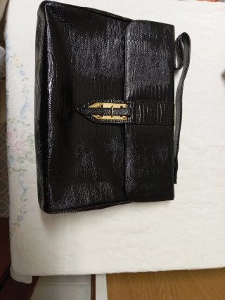 Borsa donna nera con fibbia dorata