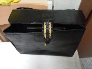 Borsa donna nera con fibbia dorata