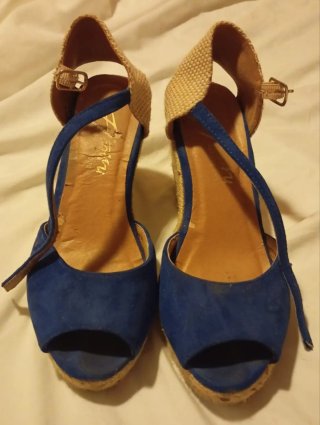 Sandalias cuña azul y beige.