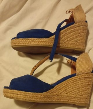 Sandalias cuña azul y beige.