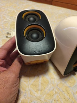 Altavoces de ordenador amplificados beige/negro