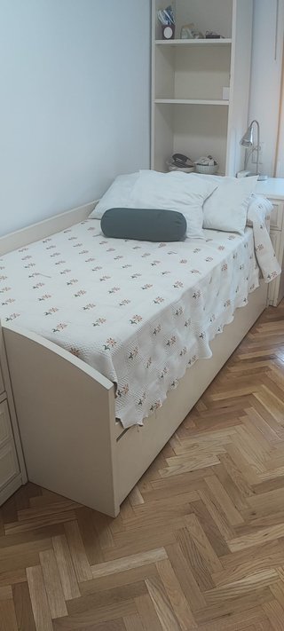 Habitación de madera blanca