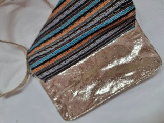 Bolso multicolor y dorado