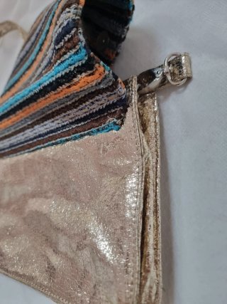 Bolso multicolor y dorado