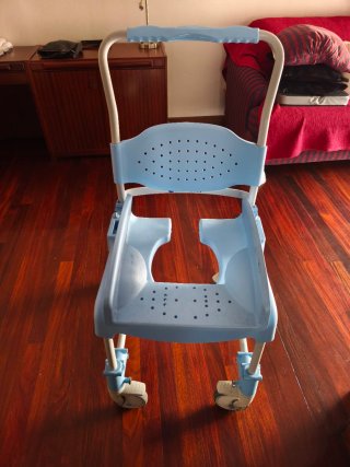 Silla geriatrica de baño.