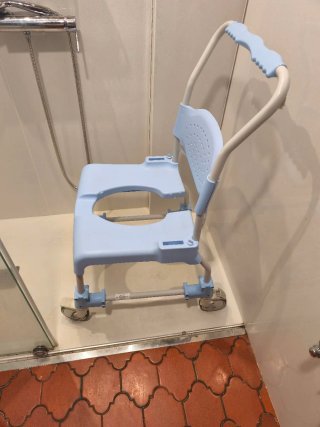 Silla geriatrica de baño.