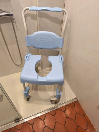 Silla geriatrica de baño.
