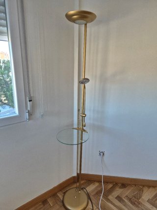 Lámpara de pie dorada con mesa de cristal