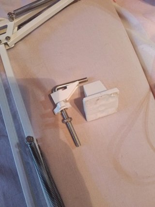 Flexo de mesa blanco con pinza