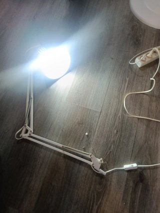 Flexo de mesa blanco con pinza
