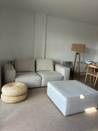 Sofá 2 plazas + puf beige