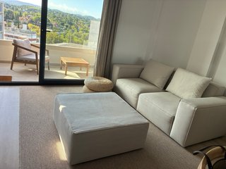 Sofá 2 plazas + puf beige
