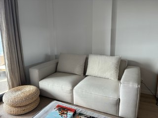 Sofá 2 plazas + puf beige