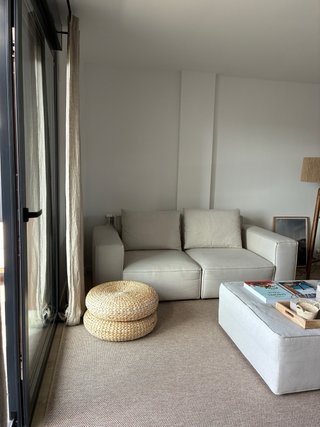 Sofá 2 plazas + puf beige