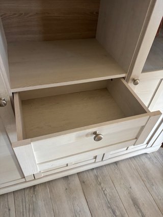 Mueble blanco con puertas de cristal